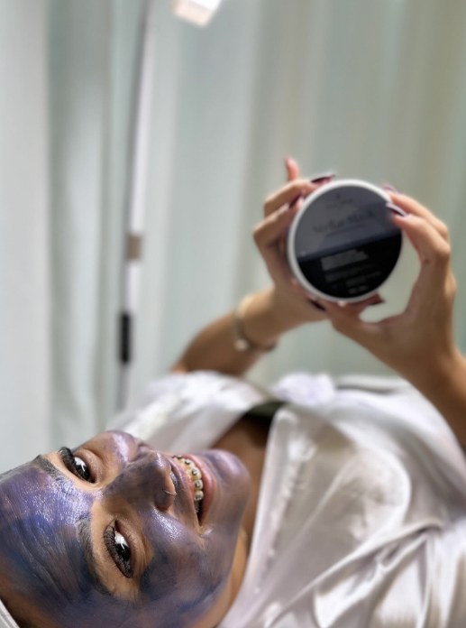 Máscara facial aplicada em paciente